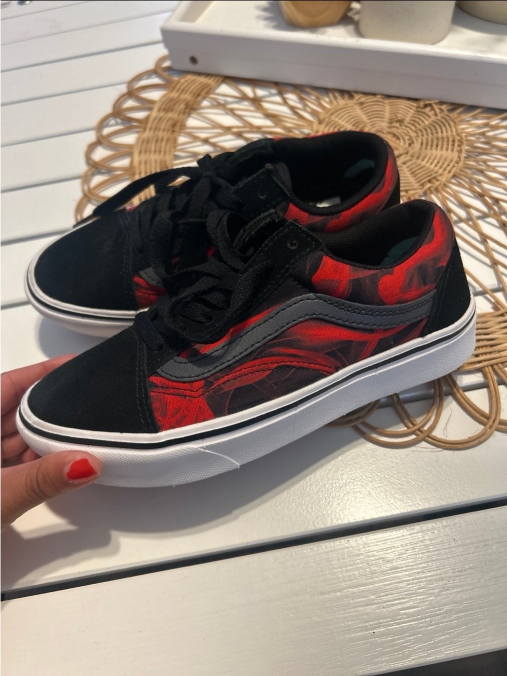Vans Kids Low-Top Sneakers in Black and Red Floral Print